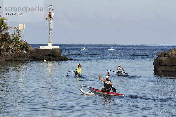 Outrigger-Kanus auf dem Weg aus dem Honokohau-Hafen  Küste von Kona; Kona  Insel Hawaii  Hawaii  Vereinigte Staaten von Amerika