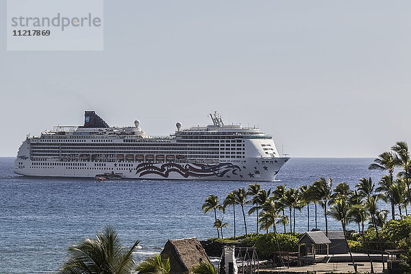 MS Pride of America  Schiff der Norwegian Cruise Line und Rettungsboote vor Kailua-Kona  Insel Hawaii  im Frühjahr vor Anker  im Vordergrund das Gelände des King Kam Hotels; Kailua-Kona  Insel Hawaii  Hawaii  Vereinigte Staaten von Amerika