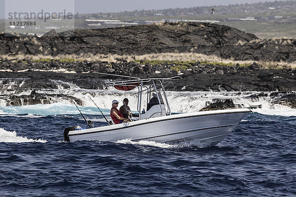 Sportfischerboot mit ausgefahrenen Angelruten beim Schleppangeln vor der Küste von Kona; Kona  Insel Hawaii  Hawaii  Vereinigte Staaten von Amerika