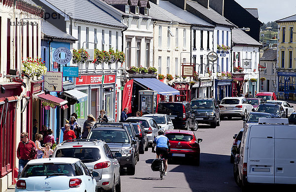 Fußgänger  Autos und Radfahrer auf einer belebten Straße; Schull  Grafschaft Cork  Irland