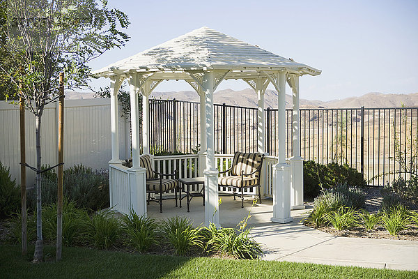 Kleiner Gartenpavillon mit Terrassenmöbeln