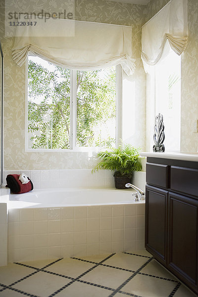Einfache Badewanne in der Ecke mit Fenster