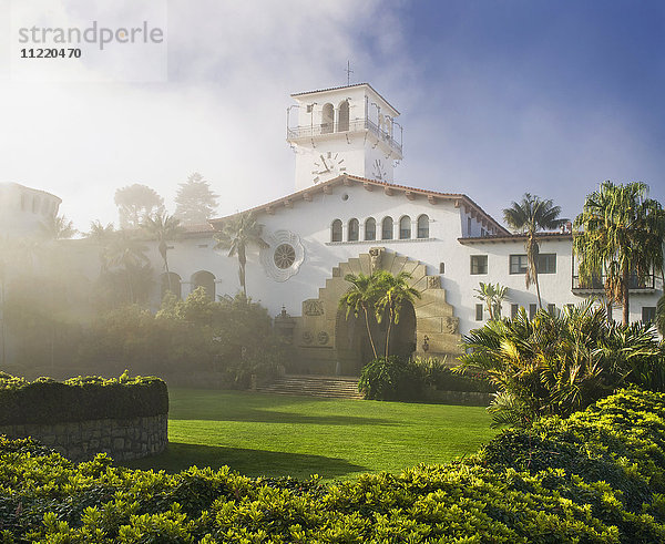 Außenansicht des Gerichtsgebäudes von Santa Barbara und der versunkene Garten im Morgennebel