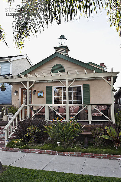 Außenansicht eines Strandhauses der Mittelklasse  Laguna Beach  Kalifornien  USA