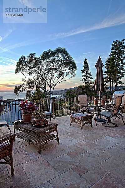 Meerblick von der Terrasse bei Sonnenuntergang  Laguna Beach  Kalifornien  USA