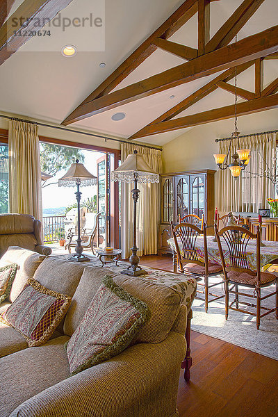 Wohnzimmer und Essbereich in einem traditionellen Haus  Laguna Beach  Kalifornien  USA