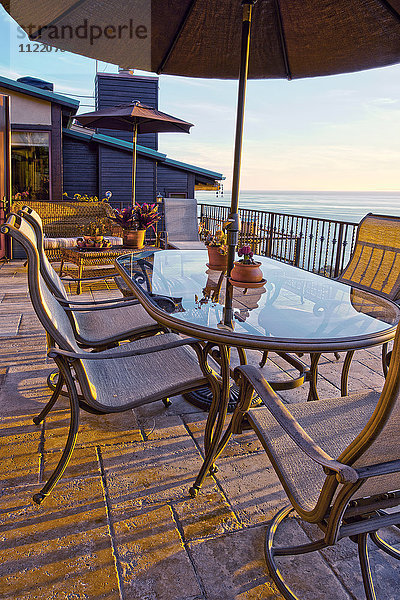 Tisch auf der Terrasse mit Meerblick