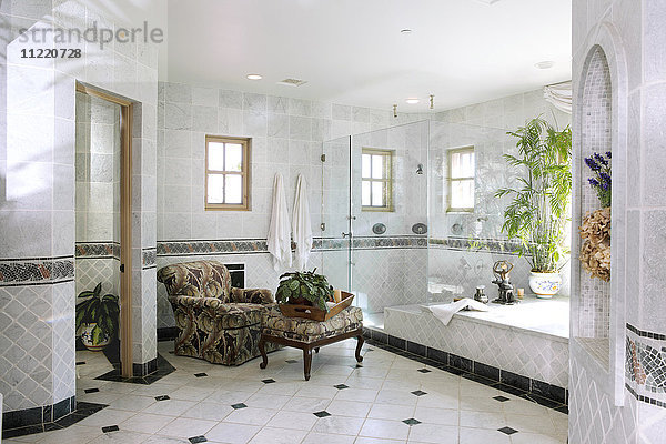 Interieur eines häuslichen Badezimmers mit Sessel und Hocker  Kalifornien  USA