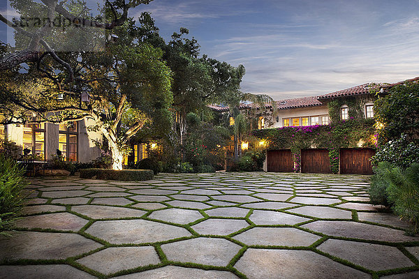 Grasauffahrt im Hof eines Hauses  Laguna Beach  Kalifornien  USA