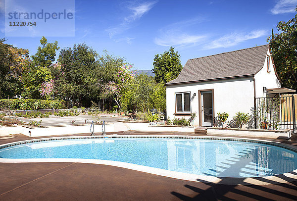 Swimmingpool im Hinterhof eines Ferienhauses  Pasadena  Kalifornien  USA