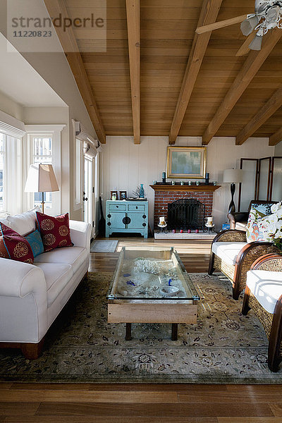 Interieur eines traditionellen Wohnzimmers mit Holzdecke  Laguna Beach  Kalifornien  USA