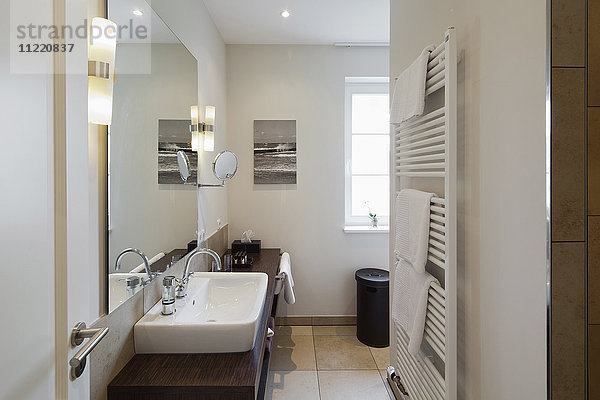 Handtuchwärmer und Waschbecken in einem modernen Badezimmer