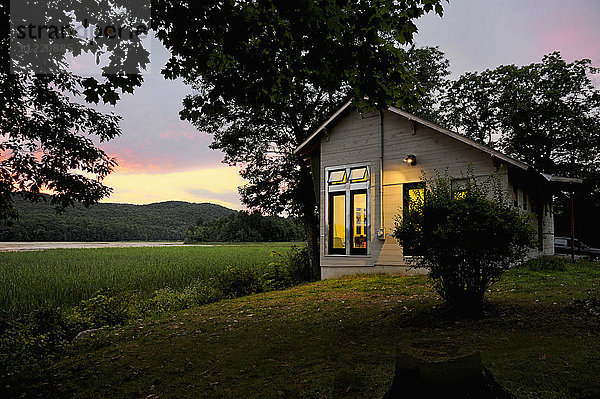 Außenseite einer Hütte mit Schindelverkleidung am See in der Abenddämmerung