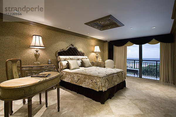 Elegantes Hauptschlafzimmer mit Marmortisch