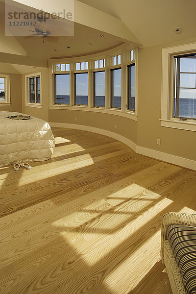 Hauptschlafzimmer mit Meerblick und Hartholzböden aus Weißeiche