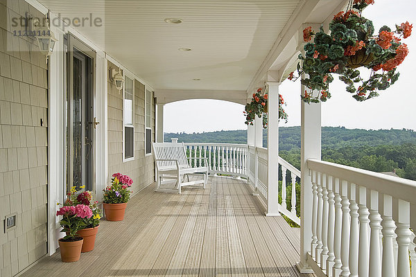 Große Veranda des Hauses im Schindelstil mit herrlichem Blick auf die Baumwipfel