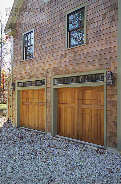 Holztüren in der Garage eines Einfamilienhauses