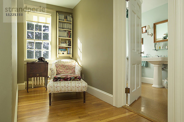 Langer Sessel auf Hartholzboden in traditioneller  sauberer Wohnung