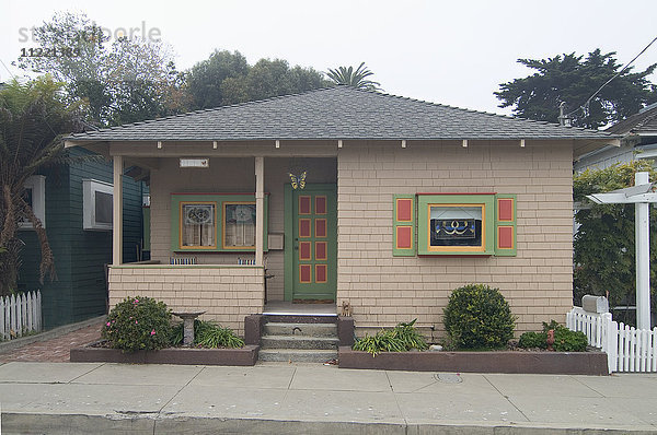 Außenansicht eines einstöckigen Ferienhauses in Pacific Grove