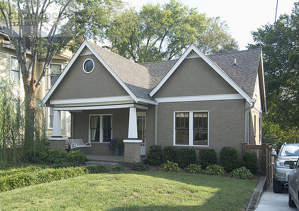 Außenfassade eines einstöckigen Bungalows mit weißen Zierleisten in Nashville