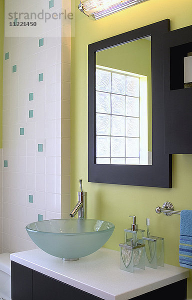 Modernes Badezimmer mit grünen Wänden