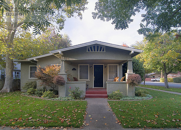 Vordere Außenansicht eines grünen Bungalows