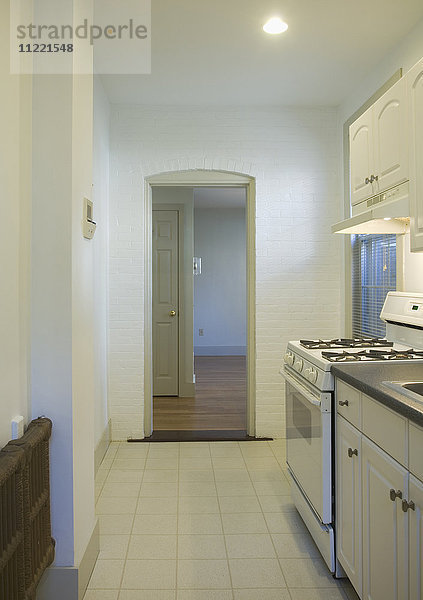 Fliesenboden in der Küche einer kleinen Wohnung
