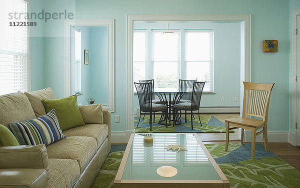 Blaues und grünes Wohnzimmer mit Essecke