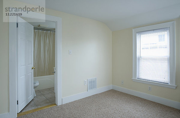Leeres Zimmer in einer Wohnung mit Teppichboden