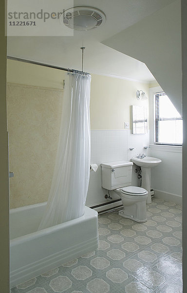 Kleines  traditionelles Badezimmer mit Linoleum-Bodenbelag