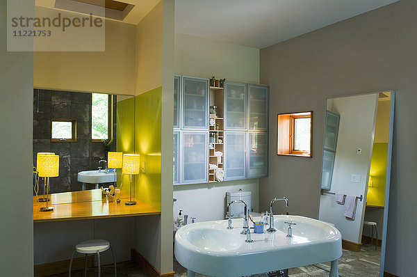 Waschtisch und Doppelwaschbecken in einem modernen Badezimmer