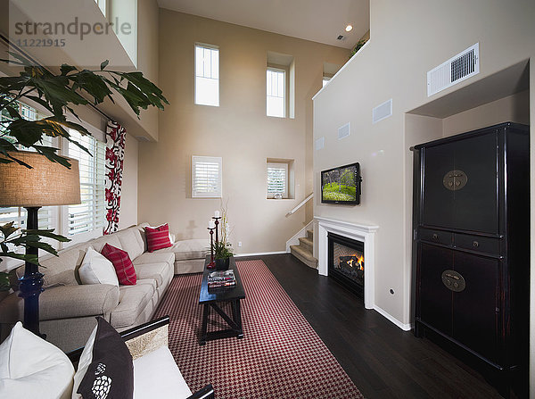 Kleines modernes Wohnzimmer mit roten Akzenten  Tustin  Kalifornien  USA