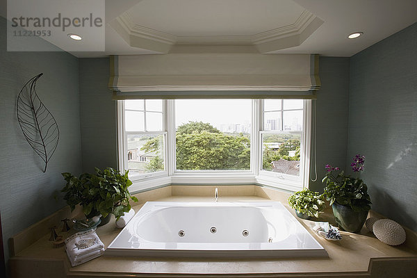 Große Whirlpool-Badewanne am Fenster