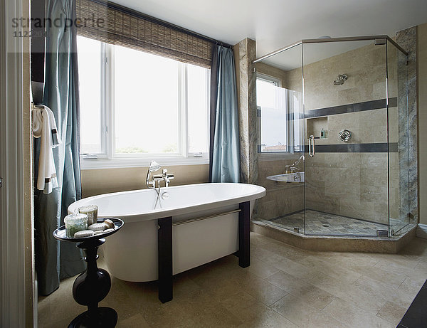 Modernes Badezimmer mit Badewanne und Glasdusche