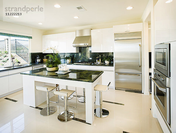 Moderne weiße Küche mit grünen Granit-Arbeitsplatten