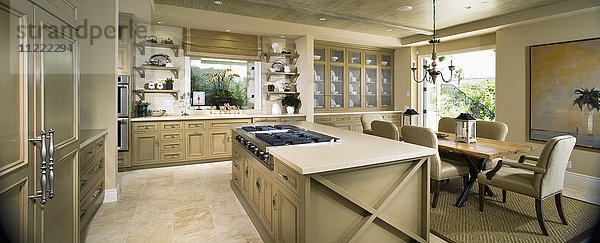 Kücheninsel und Essbereich in einer modernen Küche  Panoramablick