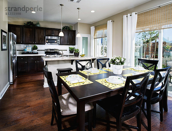 Essbereich und Küche in einem modernen Haus  Palmdale  Kalifornien  USA