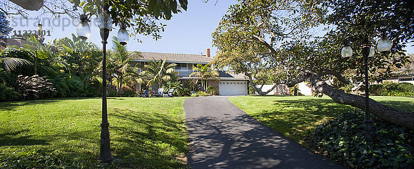 Rasenfläche mit Auffahrt zu einem mehrstöckigen Haus  Encinitas  Kalifornien  USA