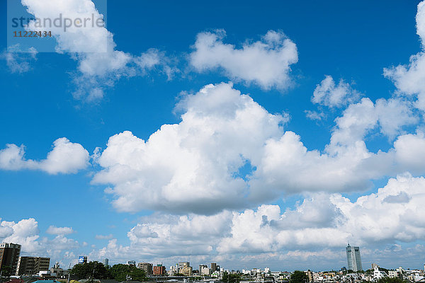Weiße Wolken über dem Stadtbild von Tokio  Tokio  Japan