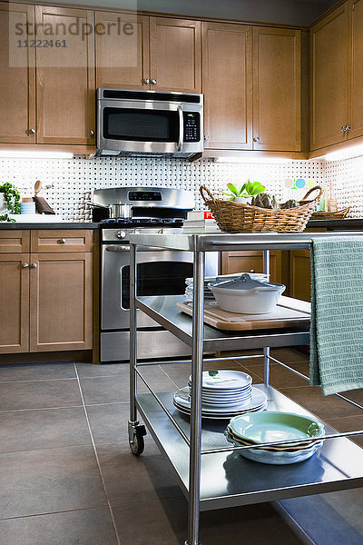 Stapel von Geschirr auf einem Küchenwagen in einer Haushaltsküche  Tustin  Kalifornien  USA