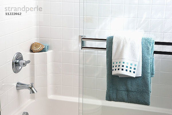 Handtücher auf der Glasschiebetür der Dusche im Badezimmer  Tustin  Kalifornien  USA