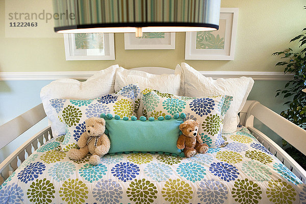 Teddybären und Kissen auf einem Tagesbett  Tustin  Kalifornien  USA