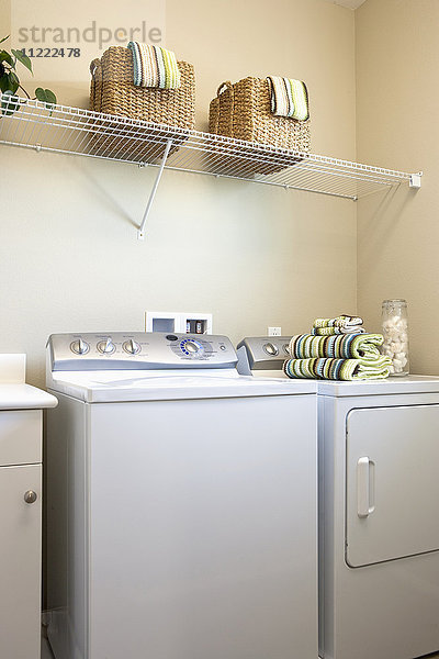 Handtücher auf dem Trockner in der Waschküche gefaltet  Tustin  Kalifornien  USA