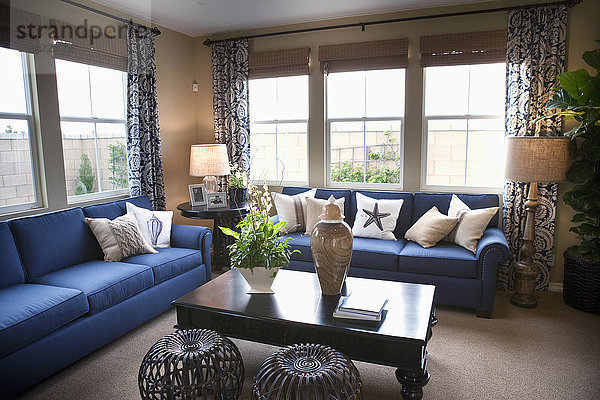 Blaue Sofas in einem traditionellen Wohnzimmer  Tustin  Kalifornien  USA