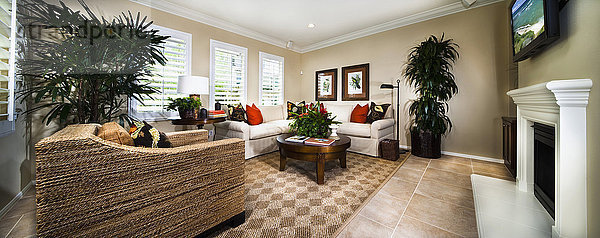 Sessel und Sofa in einem modernen Wohnzimmer  Azusa  Kalifornien  USA