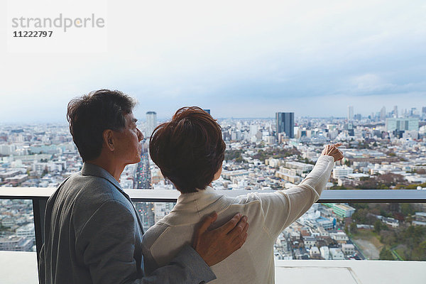Modisches japanisches Seniorenpaar genießt das Stadtbild von Tokio