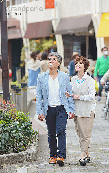 Modisches japanisches Seniorenpaar in der Innenstadt von Tokio