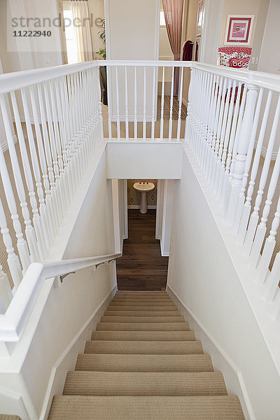 Hochformatige Ansicht einer Treppe mit Geländer zu Hause