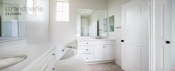 Blick auf ein modernes weißes Badezimmer mit Badewanne