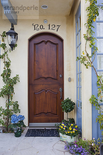 Haus mit geschlossener brauner Tür auf Balboa Island